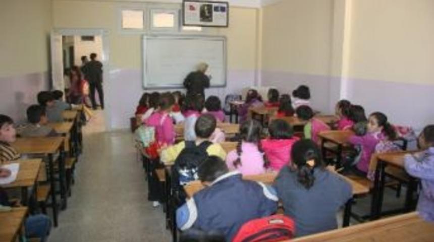 Suriyeli &Ouml;ğrenciler Eğitiliyor