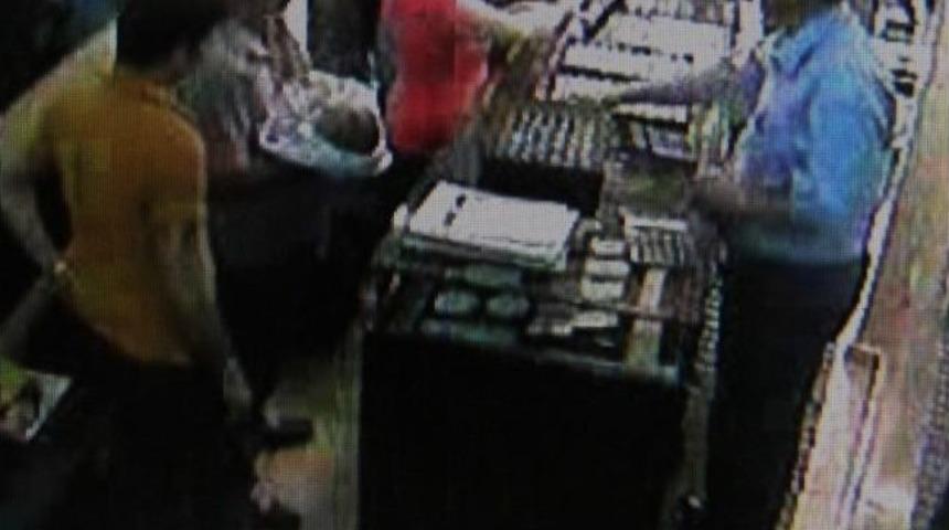 (&ouml;zel Haber) İki Gen&ccedil; Kız Bir Tabla Y&uuml;z&uuml;ğ&uuml; &Ccedil;aldı, Ka&ccedil;arken Yakalandı