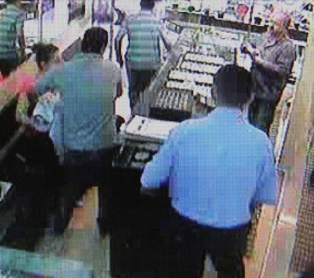 (&ouml;zel Haber) İki Gen&ccedil; Kız Bir Tabla Y&uuml;z&uuml;ğ&uuml; &Ccedil;aldı, Ka&ccedil;arken Yakalandı 1