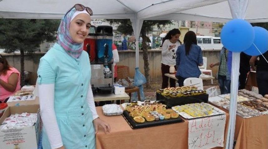 Suriyeli Ruaa, Savaş Mağdurları İ&ccedil;in Tatlı Satıyor