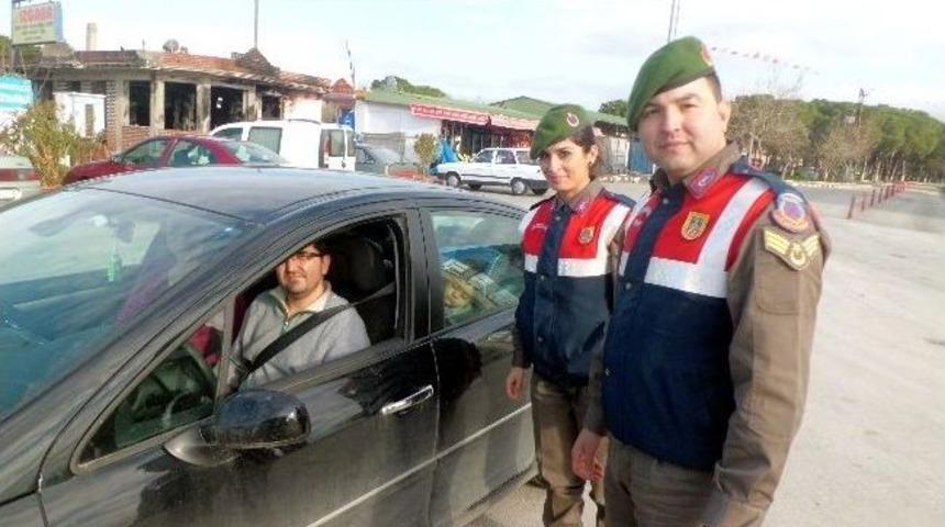 &Ccedil;anakkale'de Jandarmadan S&uuml;r&uuml;c&uuml;lere Hediye