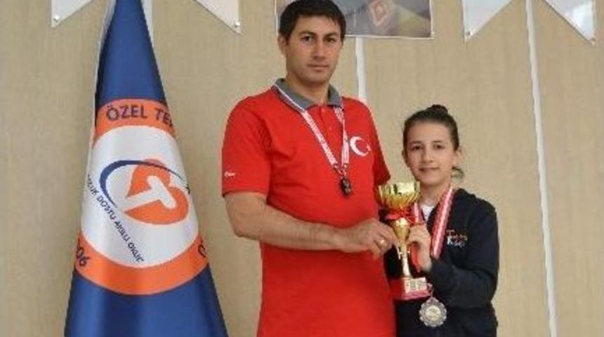 Tekden Koleji &Ouml;ğrencisi Meryem Maydatoplu Okullararası Karate'de T&uuml;rkiye 3.'s&uuml; Oldu