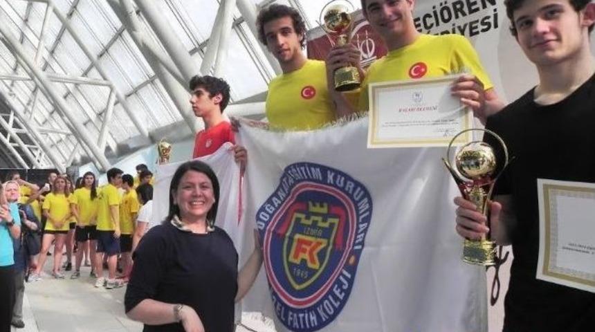 İzmir &Ouml;zel Fatih Koleji Erkek Y&uuml;zme Takımı T&uuml;rkiye Şampiyonu Oldu