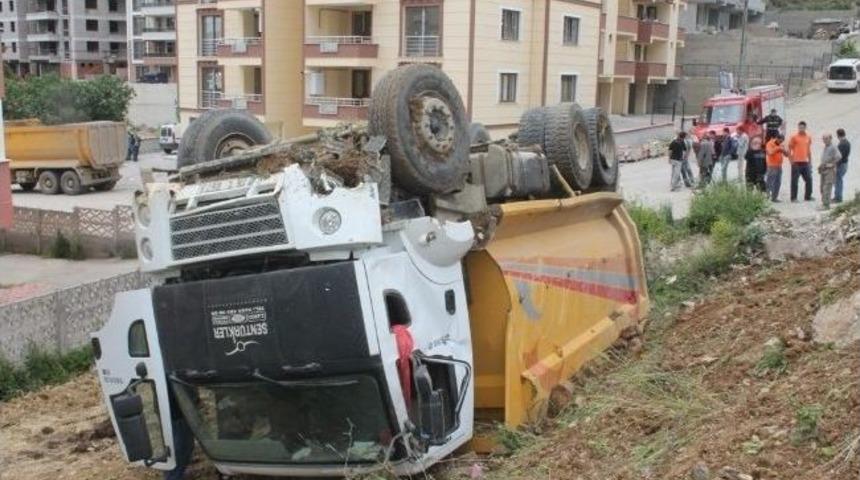 Bursa'da Frenleri Patlayan Kamyon Devrildi, Can Pazarı Yaşandı