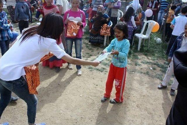 Öğrencilerinden Köyde Okuyan Minik Öğrencilere Destek