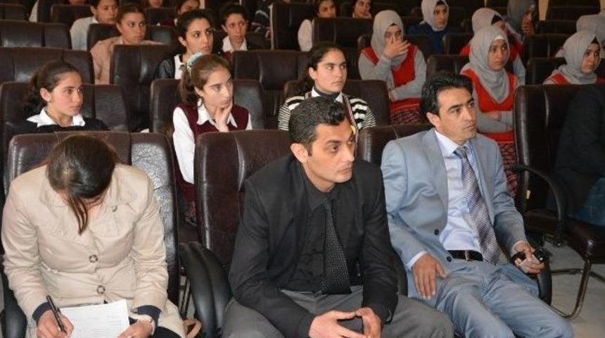 Lise Gen&ccedil;ler &lsquo;kadına Şiddeti&rsquo; Tartıştı