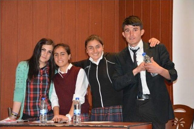 Lise Gen&ccedil;ler &lsquo;kadına Şiddeti&rsquo; Tartıştı 1