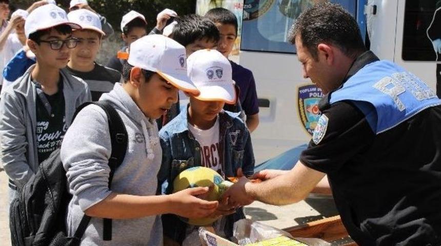 Polisler &Ouml;ğrencilerle Piknik Yaptı