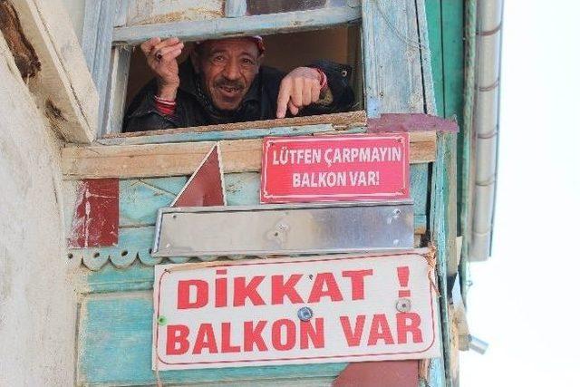 Evini, Levhayla Korumaya Çalışıyor