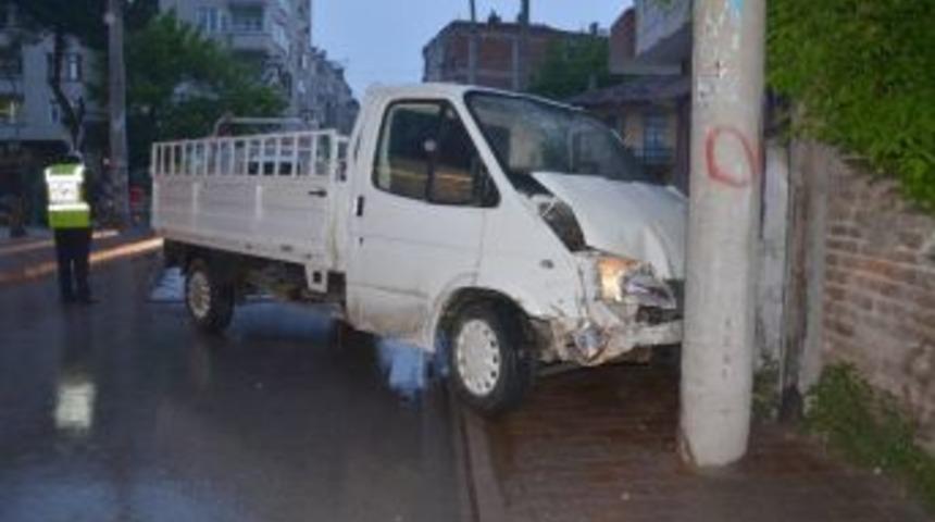 &Ouml;nce Otomobile Sonra Direğe &Ccedil;arptı