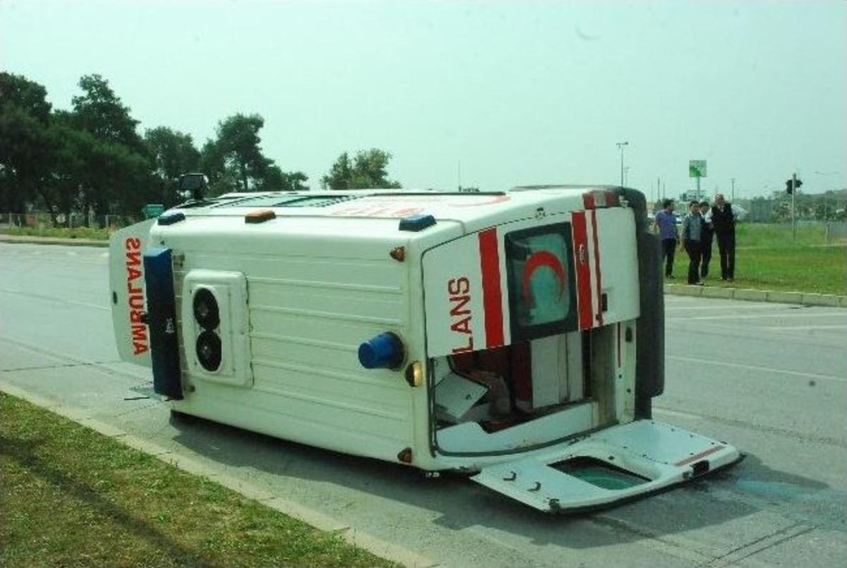 Hasta &Ccedil;ocuğu Taşıyan Ambulans Kaza Yaptı