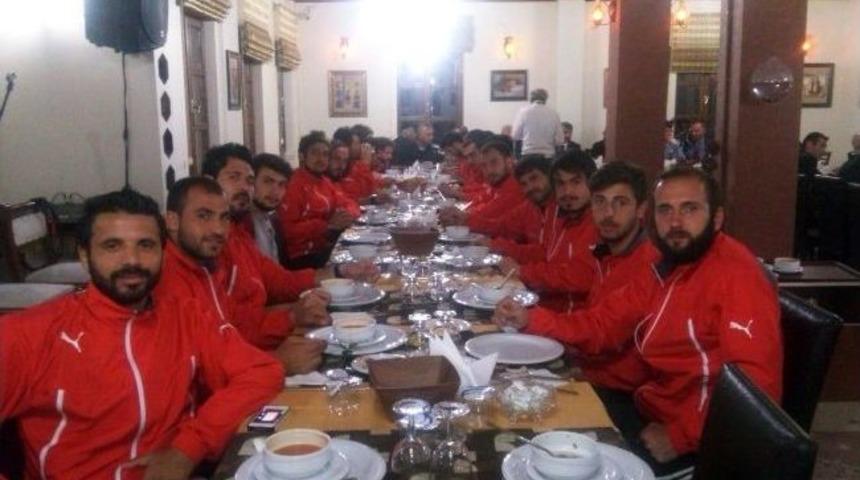 Şampiyona Vali &Uuml;nl&uuml;erden Moral Yemeği