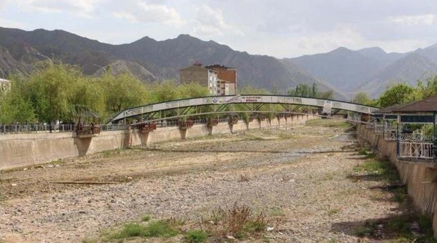 Kuraklık Mayıs Ayında Oltu &Ccedil;ayını Kuruttu