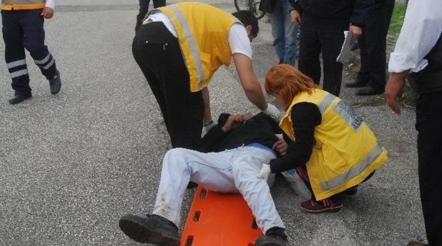 Motosiklet Bisiklet S&uuml;r&uuml;c&uuml;s&uuml;ne &Ccedil;arptı: 2 Yaralı