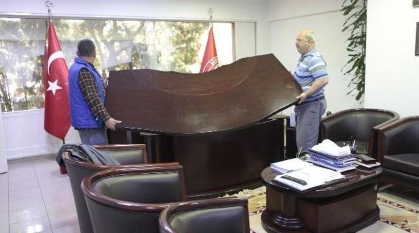 Başkan Hizmet İ&ccedil;in Makam Odasını Terketti