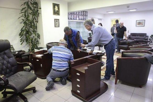 Başkan Hizmet İçin Makam Odasını Terketti