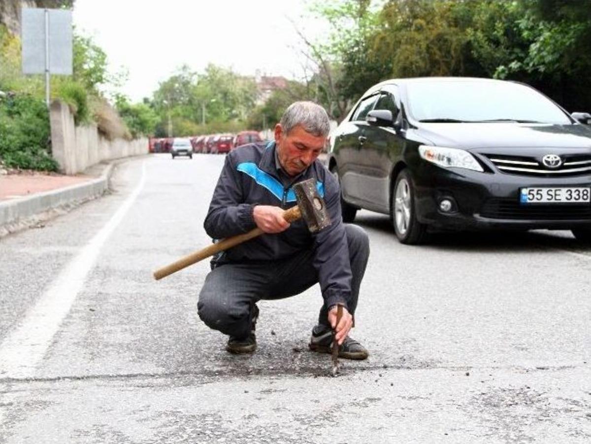 Caddeye Kazık &Ccedil;akarak Trafiğe Kapattı
