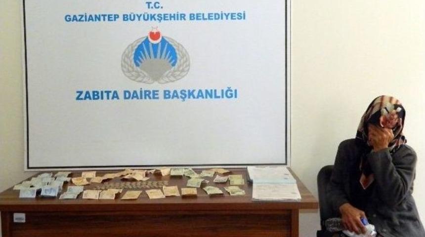 Dilencinin &Uuml;zerinden Deste Deste Para &Ccedil;ıktı