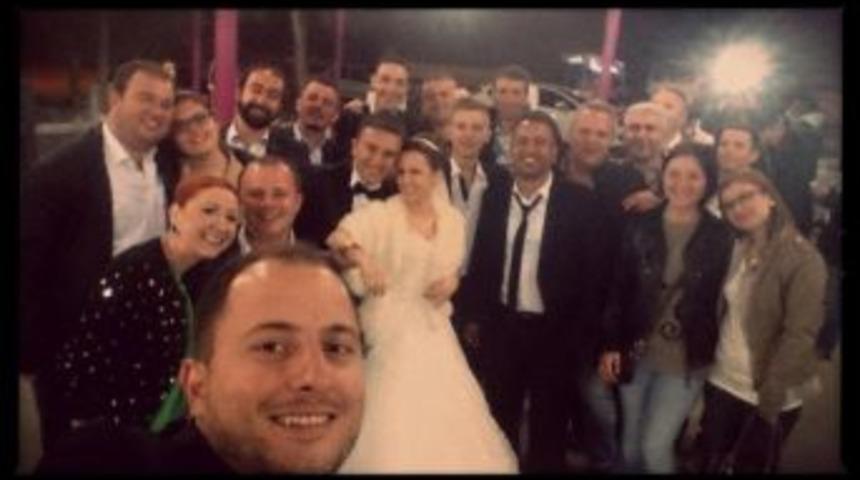 D&uuml;ğ&uuml;n Selfie Damgasını Vurdu