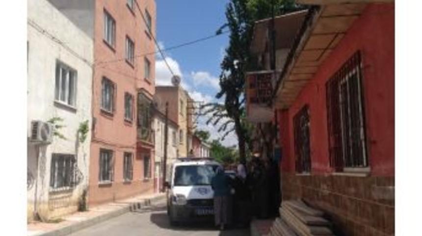 D&ouml;rt Katlı Binanın &Ccedil;atısından D&uuml;şen Kadın Ağır Yaralandı