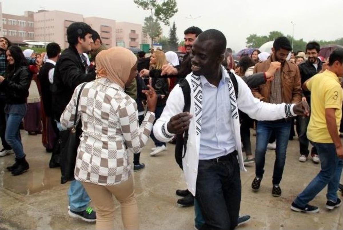 Om&uuml;'de Yağmur Altında 'hıdırellez' Kutlaması