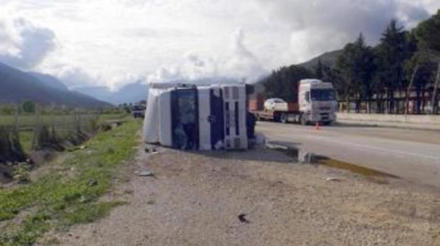 TIR Devrildi S&uuml;r&uuml;c&uuml;s&uuml; Yaralandı
