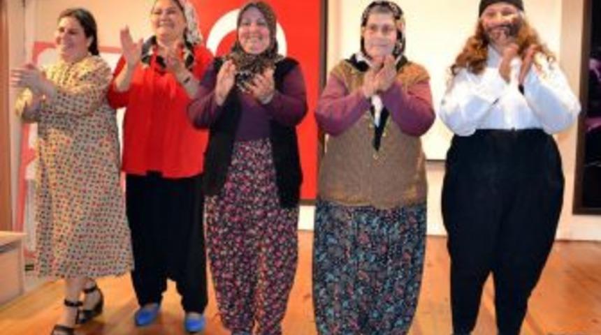 Tiyatrocu Kadınlar &Ccedil;ıktıkları Turneyi Tamamladı