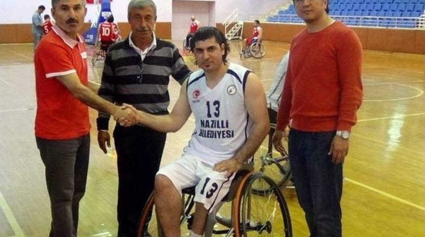 Engelli Sporcuya M&uuml;sabaka Tekerlekli Sandalyesi Hediye Edildi