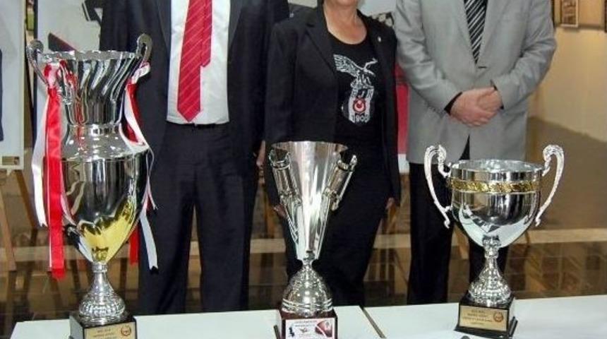 Beşiktaş'ın 111 Yıllık Aşk Sergisi A&ccedil;ıldı