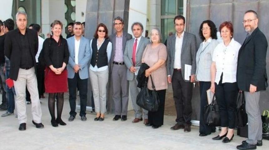 T&uuml;rk&ccedil;e Ve K&uuml;rt&ccedil;e Karşılaştırmalı Edebiyat Sempozyumu