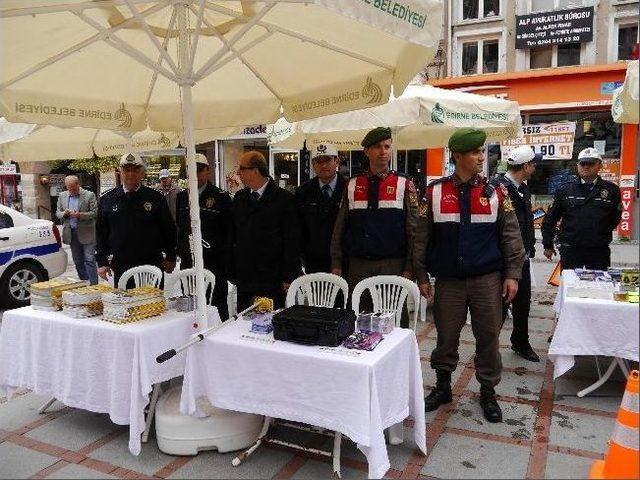 Edirne'de Trafik Haftasında Bilgilendirici Stant Kuruldu