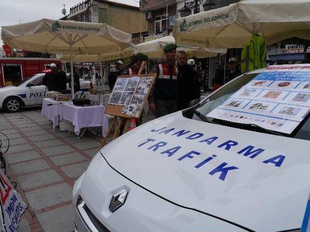 Edirne'de Trafik Haftasında Bilgilendirici Stant Kuruldu