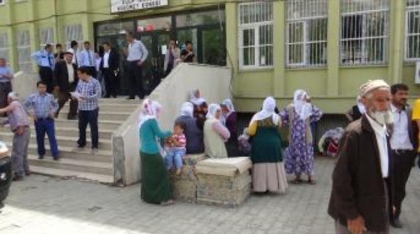 Korucuların Gen&ccedil;leri D&ouml;vd&uuml;ğ&uuml; İddiası İl&ccedil;eyi Karıştırdı