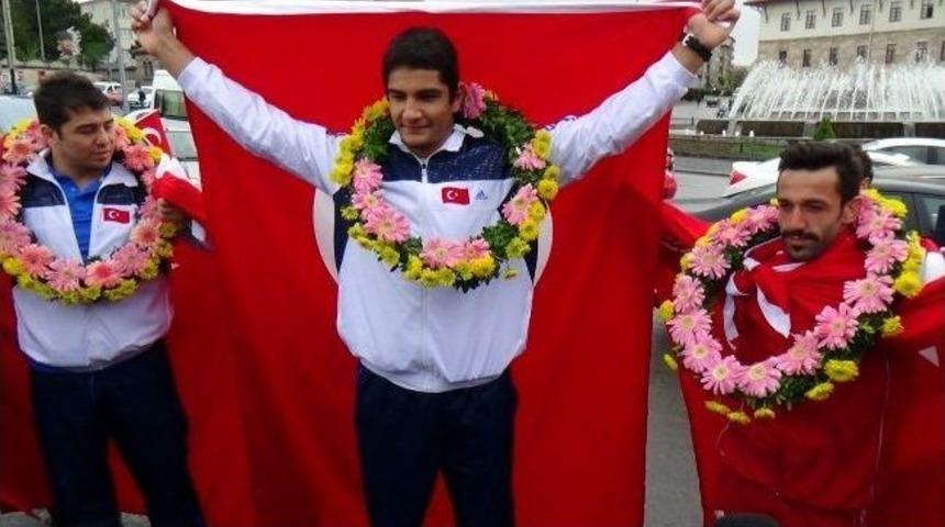 Avrupa Şampiyonu Taha Akg&uuml;l'e Coşkulu Karşılama