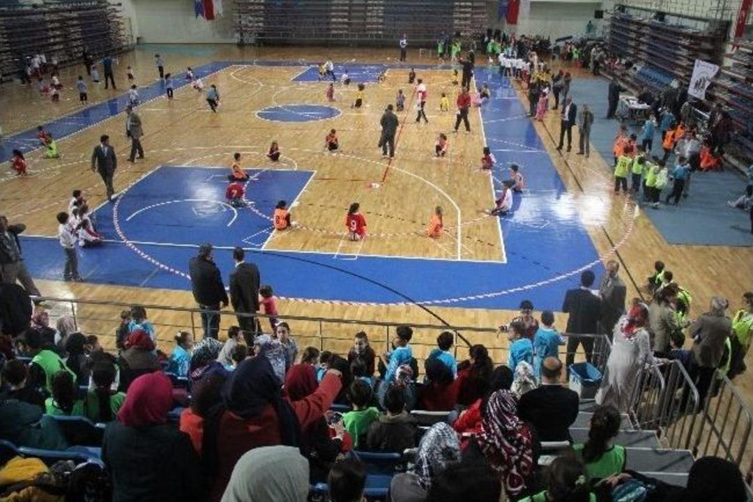 Minik &Ouml;ğrenciler &lsquo;al Satarım Bal Satarım&rsquo; İle Yarıştı