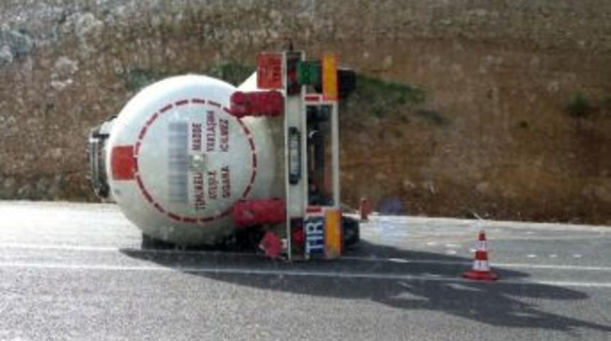 Yakıt Tankerini Taşıyan Tır Karayolunda Yan Yattı