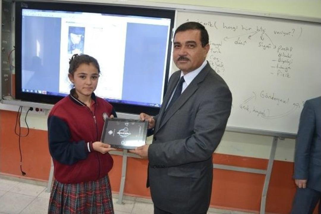 Kula&rsquo;da &Ouml;ğrencilere Tabletler Dağıtılıyor