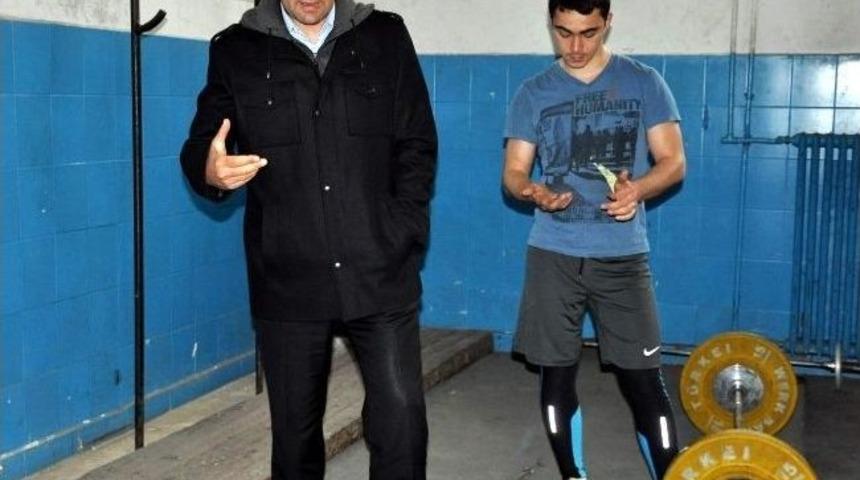 Atletizm Antren&ouml;r&uuml; Yazar, Sporcularına Destek İstedi