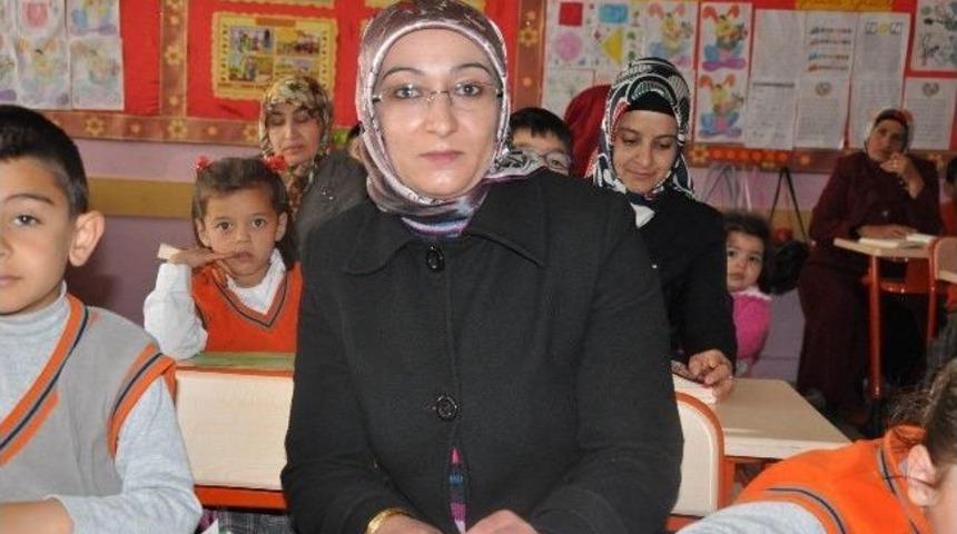 Veliler Kitap Okuyor, &Ouml;ğrenciler Kazanıyor