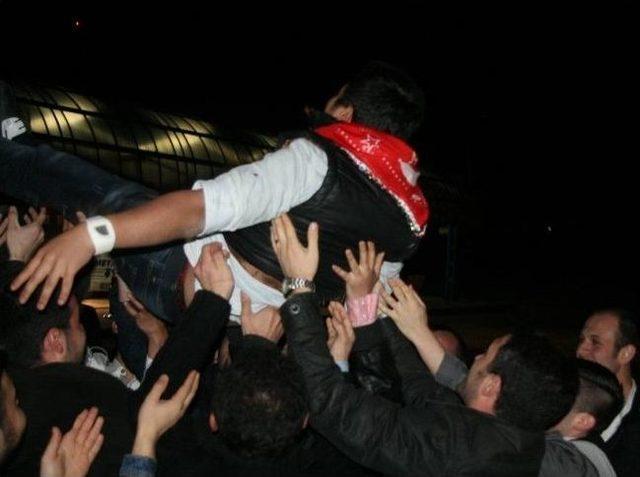 Askerleri Havaya Atarak Uğurladılar 1