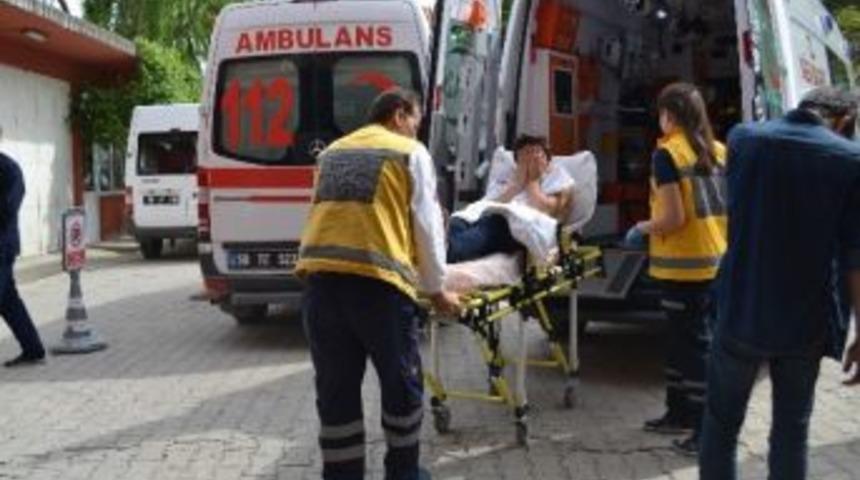 Gen&ccedil;ler Arasında Bı&ccedil;aklı Kavga: 1 Yaralı