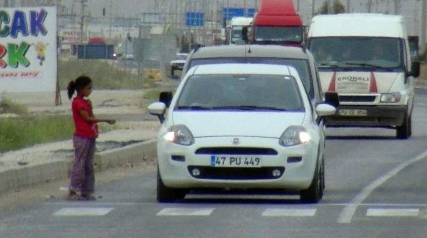 Suriyeli Dilenciler Trafik Işıklarını Mesken Tuttu