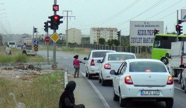 Suriyeli Dilenciler Trafik Işıklarını Mesken Tuttu