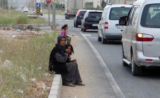 Suriyeli Dilenciler Trafik Işıklarını Mesken Tuttu