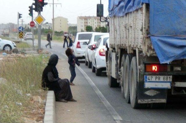 Suriyeli Dilenciler Trafik Işıklarını Mesken Tuttu