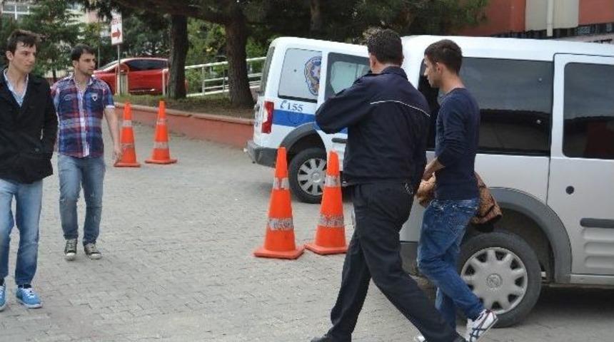 &Uuml;zerinde Uyuşturucu Madde Bulunan 2 Kişi G&ouml;zaltına Alındı