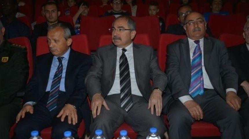 Kırklareli Valisi Yaman Kompozisyon Yarışmasını Kazanan &Ouml;ğrencilere &Ouml;d&uuml;llerini Verdi