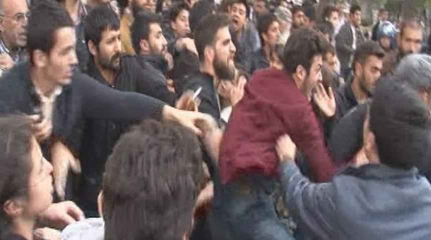 Kayseri'de Karşıt G&ouml;r&uuml;şl&uuml; Gruplar Arasındaki Gerginlik S&uuml;r&uuml;yor