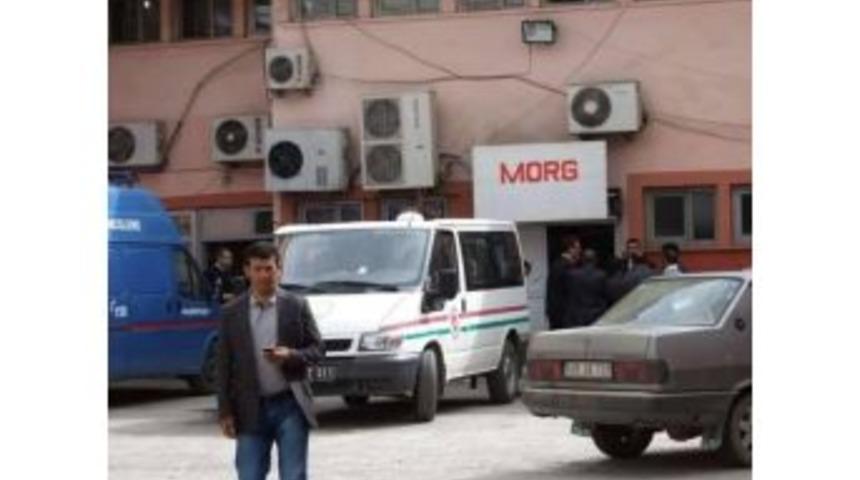 Cemevi &Ouml;n&uuml;nde &Ouml;ld&uuml;r&uuml;len 2 Kişi Toprağa Verildi