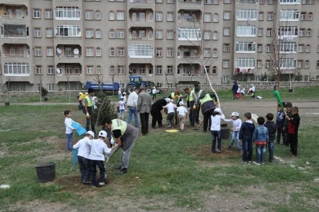 Paland&ouml;ken Belediyesi Y&uuml;zlerce Fidanı Toprakla Buluşturdu&hellip;